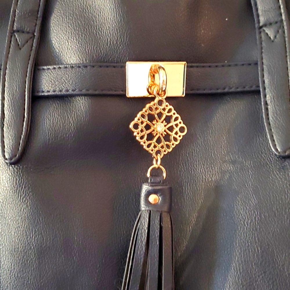⭐ $5 ⭐ AVON Blue Faux Leather Shoulder Bag with Gold Accents and Pockets - Picture 3 of 6